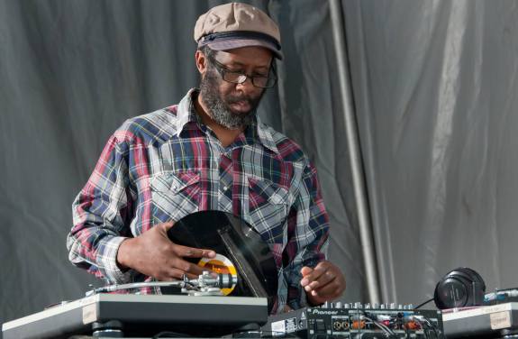 DJ Andy Williams, doin' his thing.